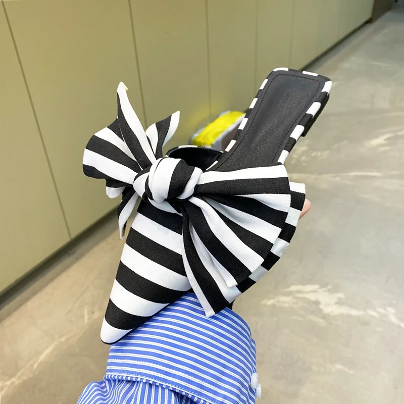 Satin Bow Tie - รองเท้าแตะผู้หญิงแบบสวม โบว์ใหญ่ ปลายแหลม ลายทาง ลายคลื่น ผ้าซาติน/ผ้าไหม
