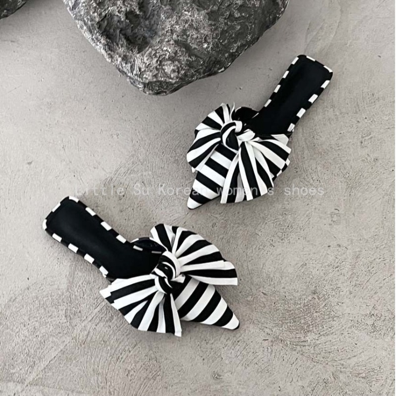 Satin Bow Tie - รองเท้าส้นเตี้ยแบบสวม ดีไซน์หรูหรา ประดับโบว์ ลายทาง ปลายแหลม สำหรับผู้หญิง