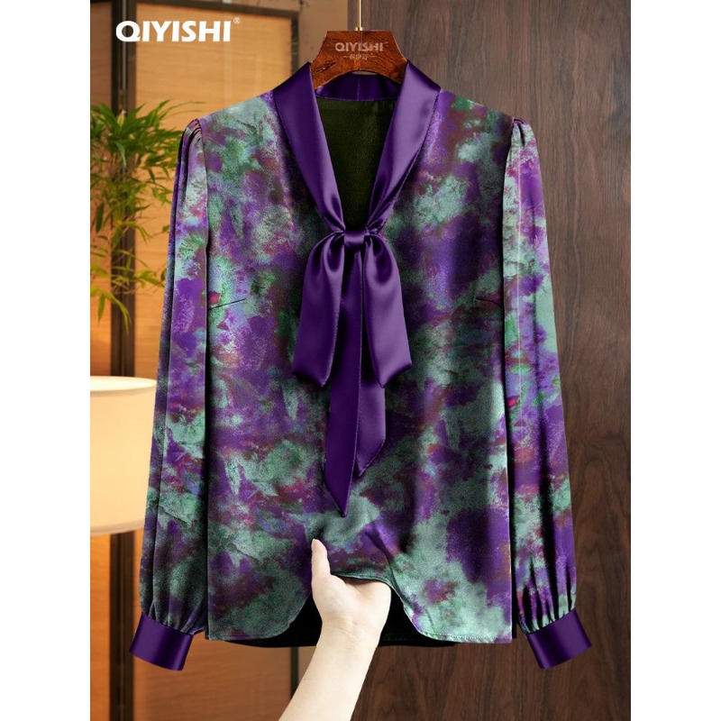 Satin Bow Tie - เสื้อคอวีผ้าซาตินลายมัดย้อมตัดต่อผ้าลูกไม้สีม่วง สไตล์เรียบหรูสำหรับสาวทำงาน คอลเลคชั่นใหม่ฤดูใบไม้ร่วง 2025