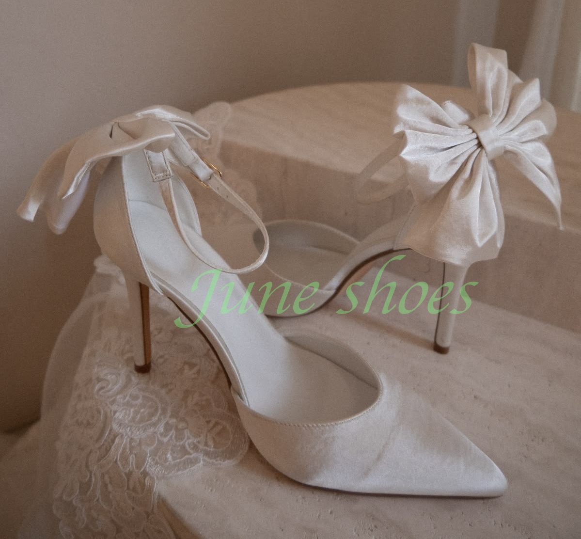 Satin Bow Tie - รองเท้าส้นสูงแบบสวมเปิดส้น สายรัดข้อเท้า หัวแหลม ผ้าซาตินสีงาช้าง ประดับโบว์ด้านหลัง ส้นเข็ม