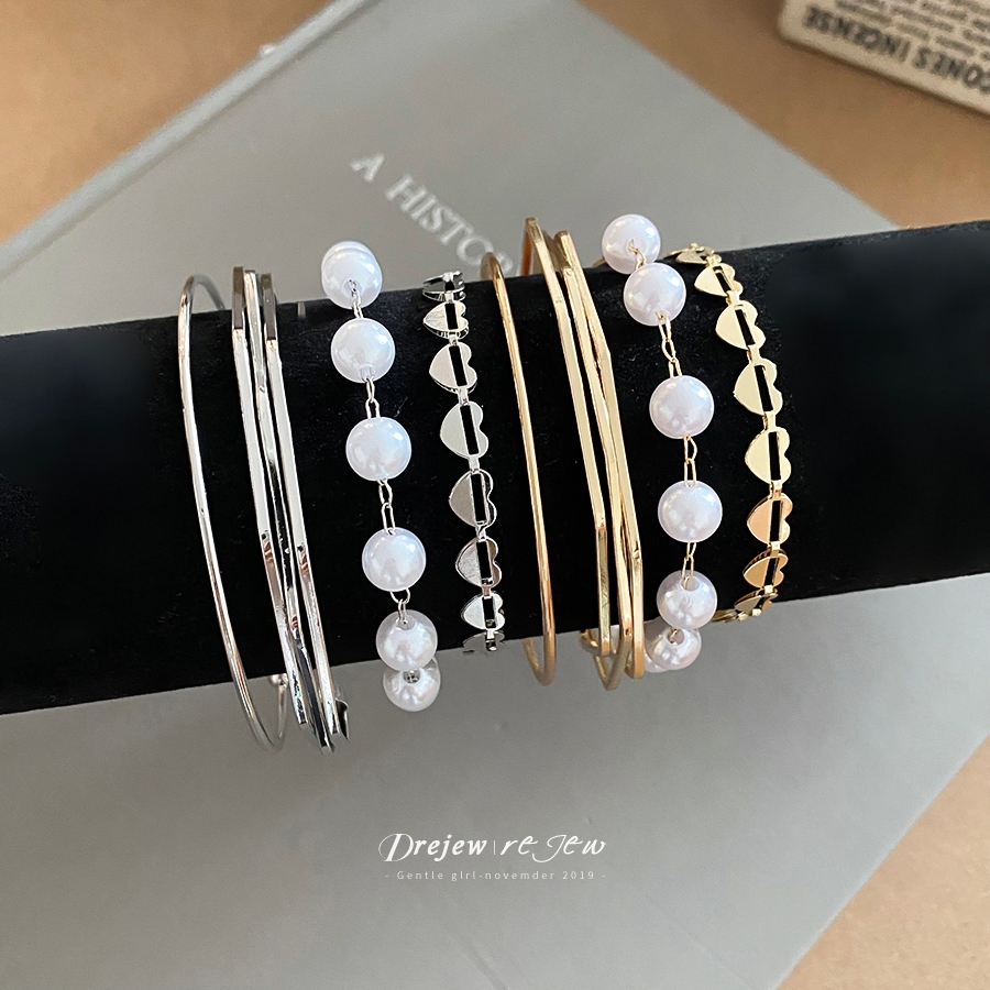 Cufflinks Silver Set - DREJEW ชุดเครื่องประดับ 4 ชิ้น ประกอบด้วยกำไลข้อมือแบบเปิดทรงบางพร้อมสายโซ่รูปหัวใจและกำไลไข่มุกเทียม สีทองและสีเงิน